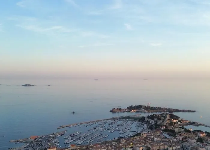 Apartament Vue Epoustouflante Sur & La 2 Pieces, Piscine Confort 4 Etoiles, Tres Calme, Terrasse Spacieuse Sans Vis A Vis, Parking Prive Standing Bandol