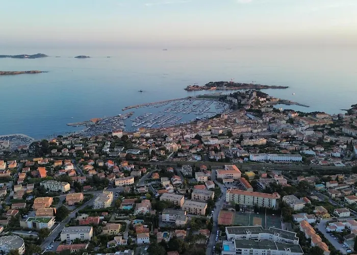 Vue Epoustouflante Sur & La 2 Pieces, Piscine Confort 4 Etoiles, Tres Calme, Terrasse Spacieuse Sans Vis A Vis, Parking Prive Standing Apartament Bandol